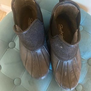 Skechers women waterproof black/charcoal boots.